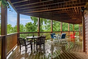 Outdoor dining - Big Sky Lodge #438 (Sevierville)