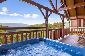Outdoor spa tub - Heaven's View #2841 (Sevierville)