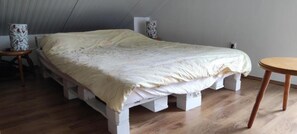 1 slaapkamer, een bureau, reisbedje, beddengoed