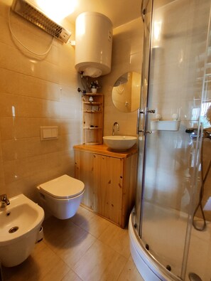 Dusche, Haartrockner, Bidet, Handtücher