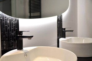 Douche, sèche-cheveux