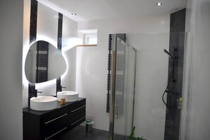 Douche, sèche-cheveux