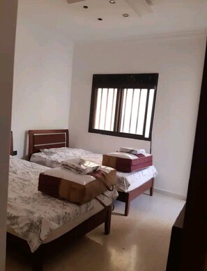 WiFi - Vacation family 4 bedroom flat  (Ain Saadeh)