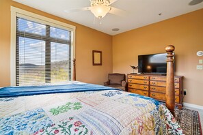 Scenic Bedroom Retreat - Beautiful mountain views and comfortable accommodations provide a peaceful place to rest and recharge. - Mountain Comfort Meets Adventure B301 (Killington)