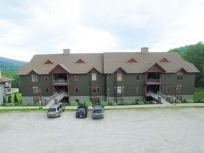 Mountain Lodge Residence - Nestled in the mountains, this attractive condominium building offers convenient access to all that Killington has to offer. - Mountain Comfort Meets Adventure B301 (Killington)