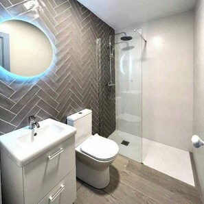 Douche, sèche-cheveux, serviettes fournies, savon