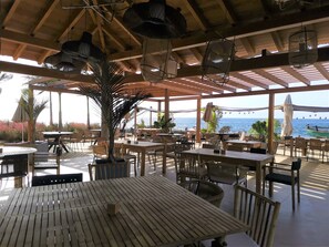 Outdoor dining - Top Floor apartment : 200m from the sea  (Palm-Mar)