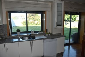 Kylskåp, mikrovågsugn, ugn och spishäll