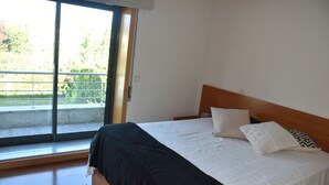 Une chambre à coucher avec un lit, une fenêtre et un balcon.