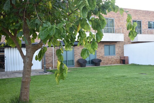 Casa de Praia Familiar c/ 4 Quartos, Grande Jardim e Churrasqueira