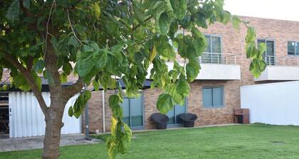 Casa de Praia Familiar c/ 4 Quartos, Grande Jardim e Churrasqueira