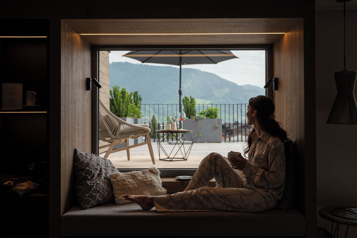 Premium bedding, minibar, desk, WiFi (free)