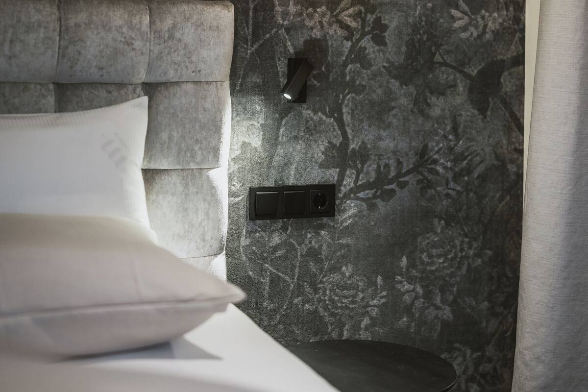 Premium bedding, minibar, individually decorated, individually furnished