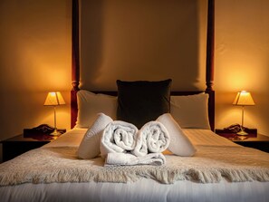 Escritorio, wifi gratis y ropa de cama