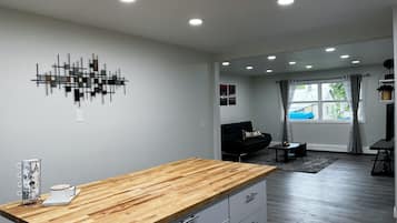 Apartment 2 | Eget kjøkken | Kjøleskap, mikrobølgeovn, kokeplater og oppvaskmaskin