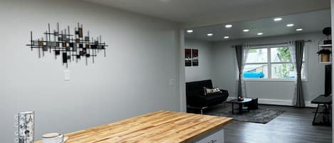 Appartement | Privékeuken | Een koelkast met diepvriezer, een microgolfoven, een kookplaat