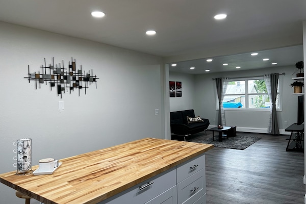 Apartment 2 | Bếp riêng | Tủ lạnh, lò vi sóng, bếp nấu, máy rửa bát