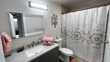 Apartment 2 | Badezimmer | Badewanne, kostenlose Toilettenartikel, Haartrockner, Handtücher