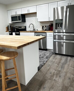 Apartment 1 | Private kitchen | Full-size fridge, microwave, stovetop, dishwasher - Wyoming (Anchorage)