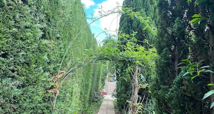A 5 minutes de Chambly, petite maison au fond du jardin