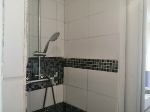 Shower - 5 minutes from Chambly, small house at the bottom of the garden (Belle-Église)