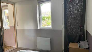 1 bedroom, bed sheets