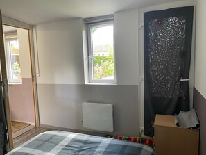 1 bedroom, bed sheets