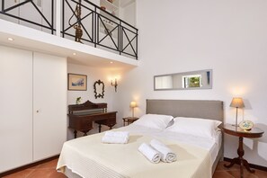 1 bedroom, iron/ironing board, travel cot, free WiFi - Muazzo Plaka Upper Home, Views to Acropolis (Athina)