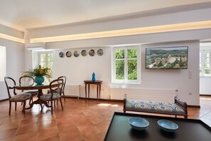Interior - Muazzo Plaka Upper Home, Views to Acropolis (Athina)