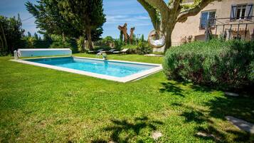 Een buitenzwembad en een verwarmd zwembad