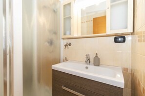 Shower, hair dryer, bidet, towels - GuestHost - Miglietti Apt a few steps from Piazza Statuto! (Torino)