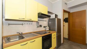 Frigorifero, microonde, forno, piano cottura