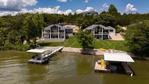Waterfront & private pool Lake Ozarks