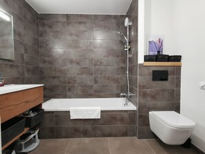 Ensemble douche/baignoire, sĂšche-cheveux, serviettes fournies