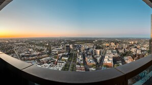Une vue panoramique sur la ville, prise depuis un point de vue élevé, probablement depuis un hôtel ou une plateforme d’observation.