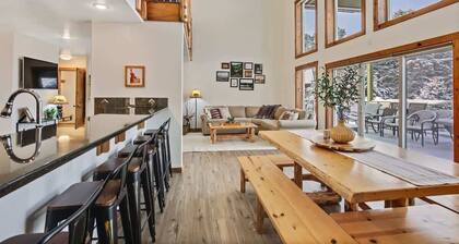 Lake House Sleeps 18, Hot Tub - Year-Round Adventu