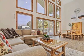 TV - Lake House In Cascade w/ Hot Tub (Cascade)