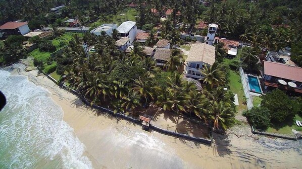 Vista frontal de la propiedad