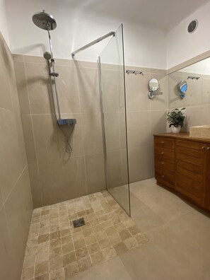 Dusche, Haartrockner, Handtücher, Seife