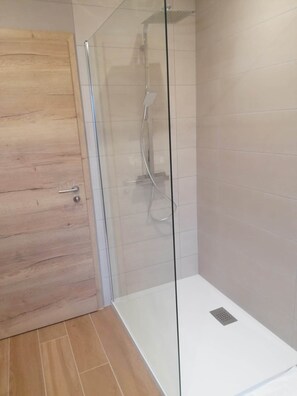 Shower, hair dryer, towels, toilet paper