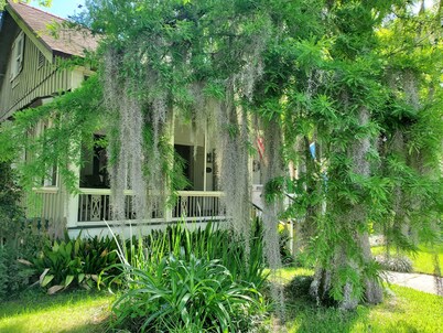 Old Mandeville guesthouse with New Orleans style courtyard 1 block from Lake.