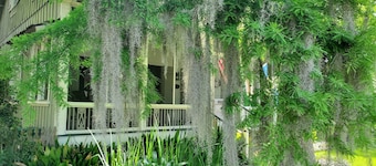 Old Mandeville guesthouse with New Orleans style courtyard 1 block from Lake.