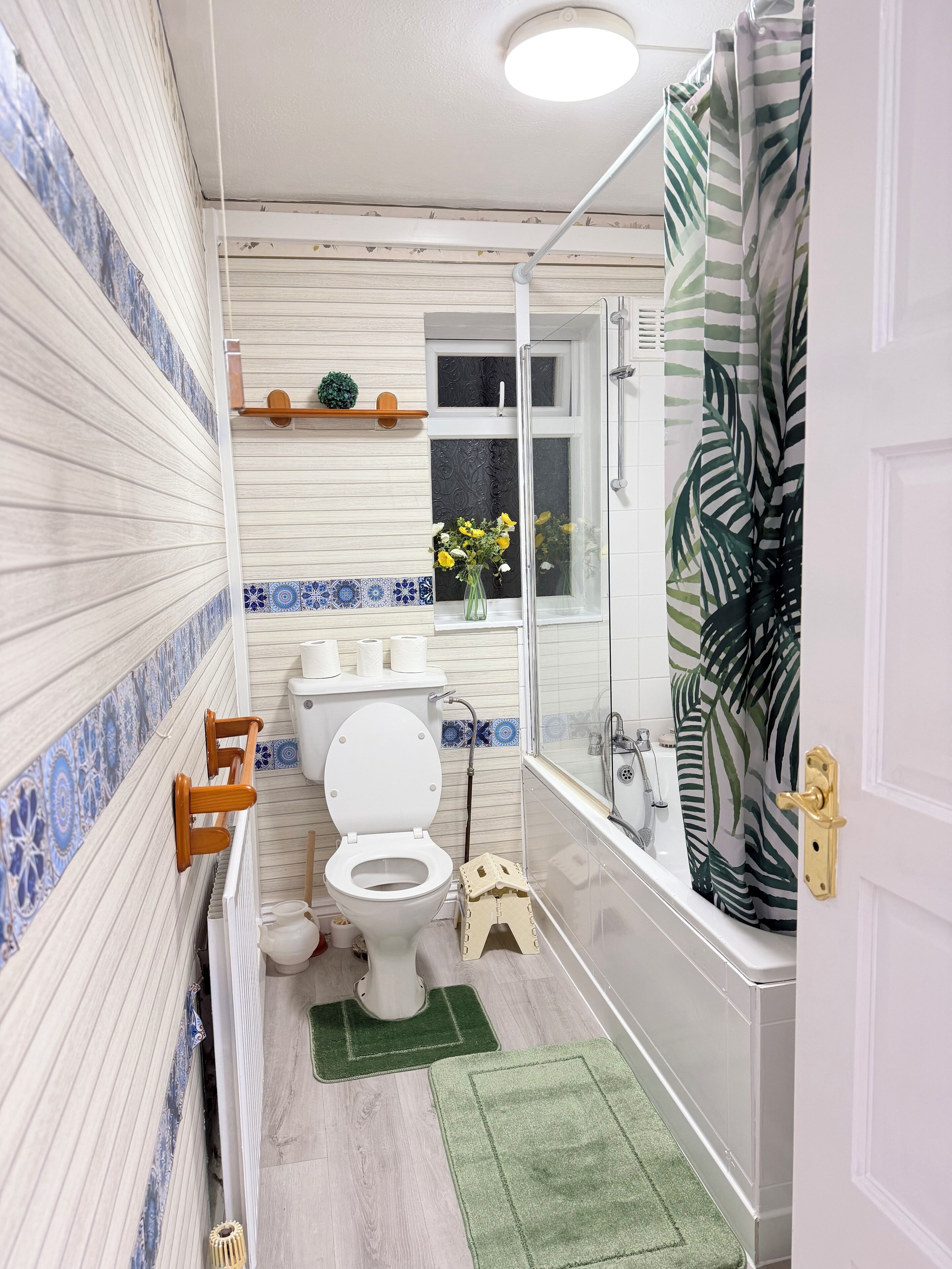 Combined shower/tub, hair dryer, towels, soap