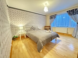 2 Schlafzimmer, Schreibtisch, Bügeleisen/Bügelbrett, kostenloses WLAN