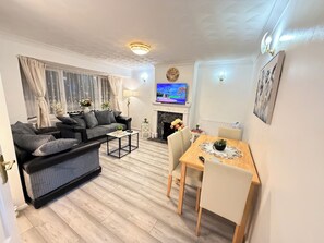 Smart TV - Two Double Bedroom Maisonette with garden (Farnham)