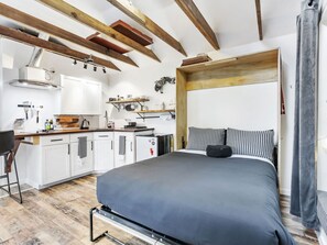 1 bedroom, desk, free WiFi, bed sheets