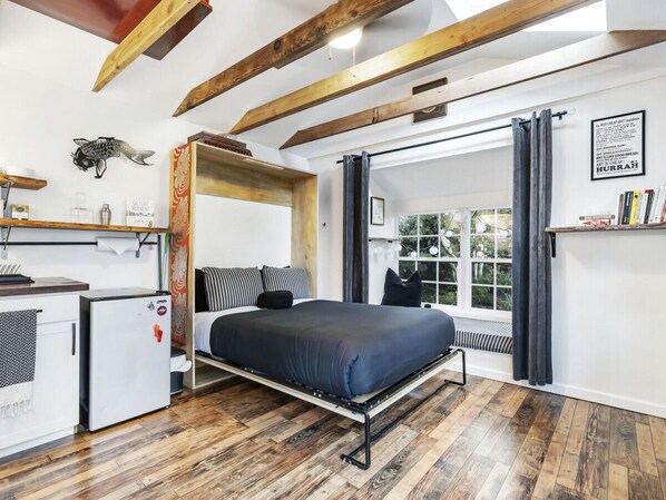 1 bedroom, desk, free WiFi, bed sheets
