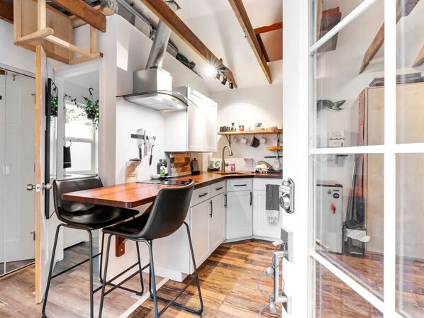 Microondas, placa de cocina, lavavajillas, cafetera/tetera