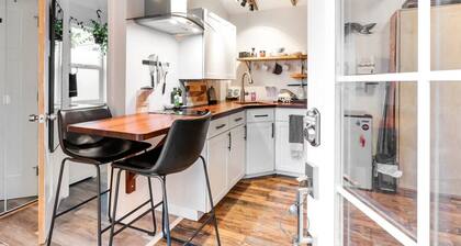 Monthly Rental - The Artist`s Garden - Tiny Studio Cottage