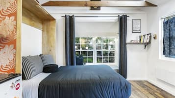 1 bedroom, desk, free WiFi, bed sheets